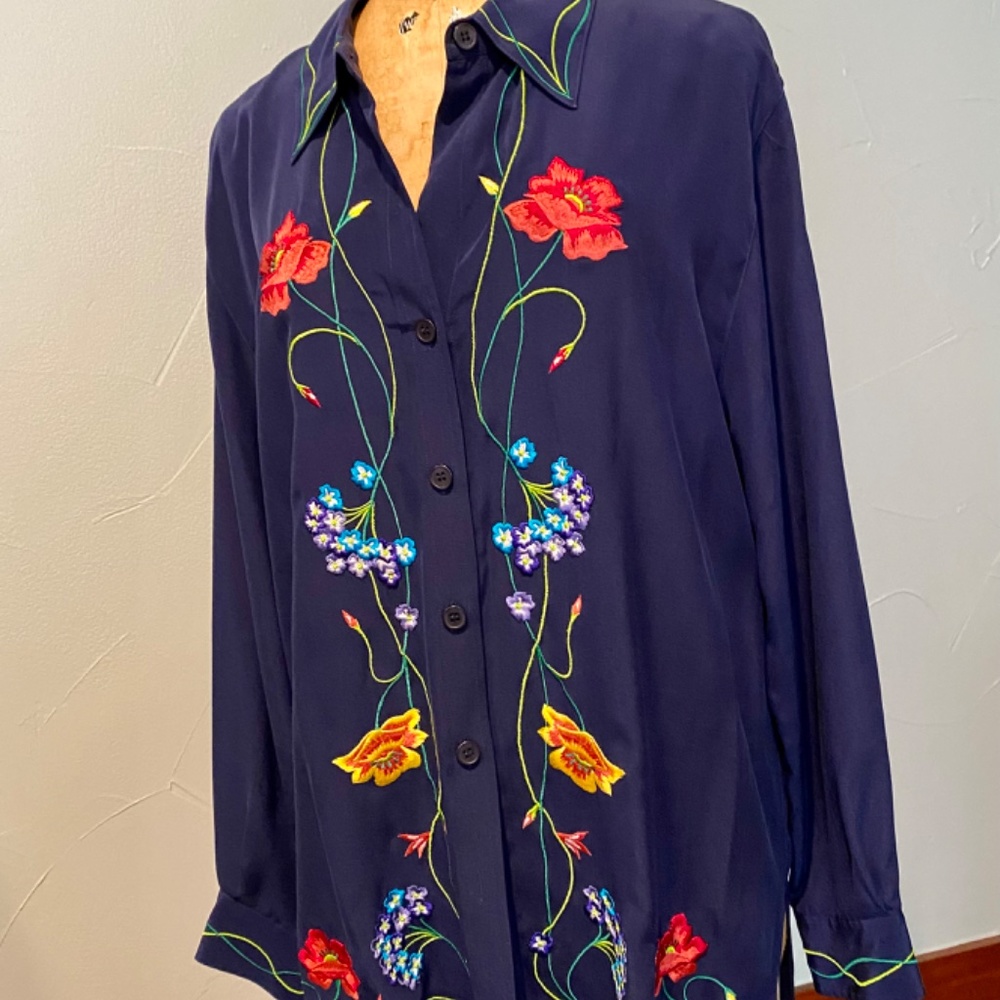 DIANE VON FURSTENBERG NAVY BLOUSE TOP SILK EMBROIDERED. NEVER WORN L/14/16 Nwot - Picture 2 of 9
